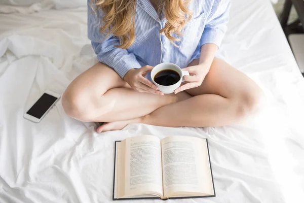 Mulher lendo um livro na cama — Fotografia de Stock