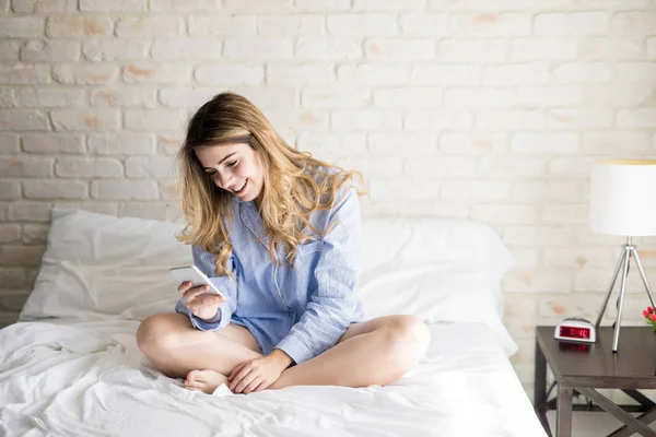 Vrouw texting haar vriendje — Stockfoto