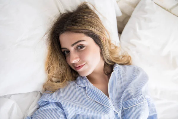 Mooie jonge vrouw in bed — Stockfoto