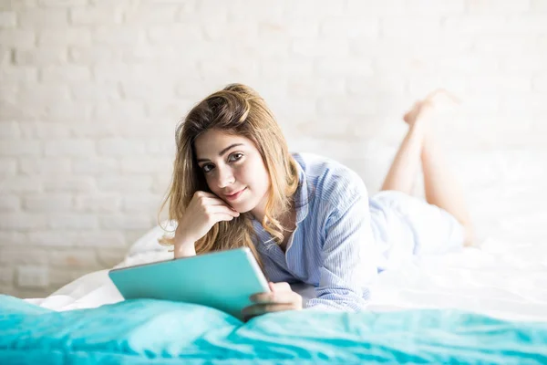 Überprüfung der sozialen Medien im Schlafzimmer — Stockfoto