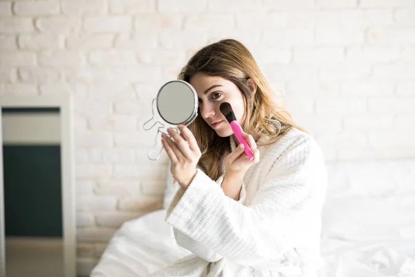 Make-up op te zetten in de ochtend — Stockfoto