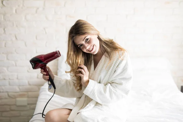 Menina bonita golpe secando seu cabelo — Fotografia de Stock
