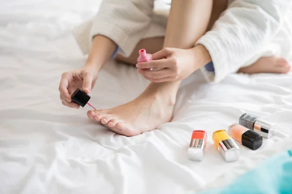 Aplicando algo de color a sus uñas de los pies — Foto de Stock