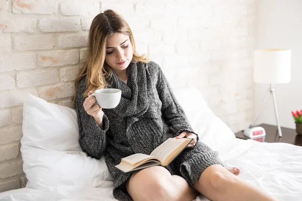 Olvasás és pihentető az ágyban — Stock Fotó