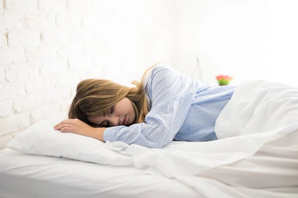 Vrouw slapen op haar bed — Stockfoto