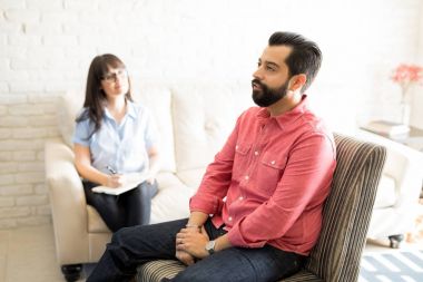 Psikiyatrist psikoterapi oturum sırasında adamla