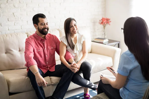 Coppia ispanica guardando terapeuta — Foto Stock