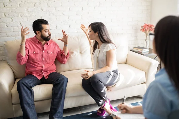 Young hispanic couple quarreling — Stock Photo, Image