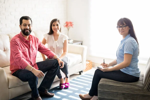 Psicoterapeuta do sexo feminino com casal feliz — Fotografia de Stock