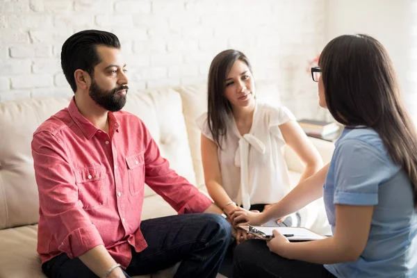 Rapporto psicologo parlando con la coppia — Foto Stock