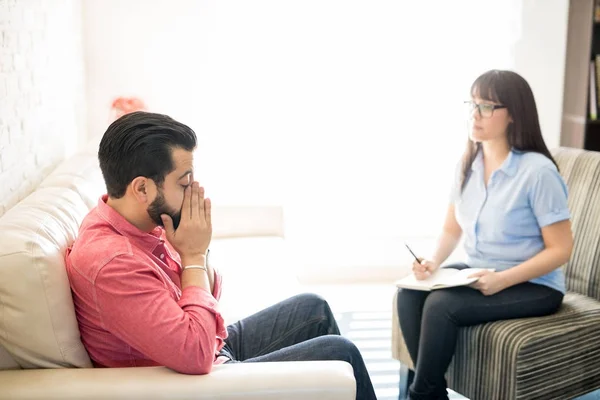Man visiting psychotherapist for treatment — Stock Photo, Image