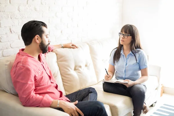 Mujer psicóloga hablando con el hombre deprimido —  Fotos de Stock