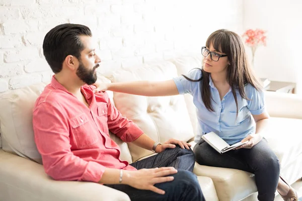 Жінка психотерапевт втішає пацієнта чоловічої статі — стокове фото