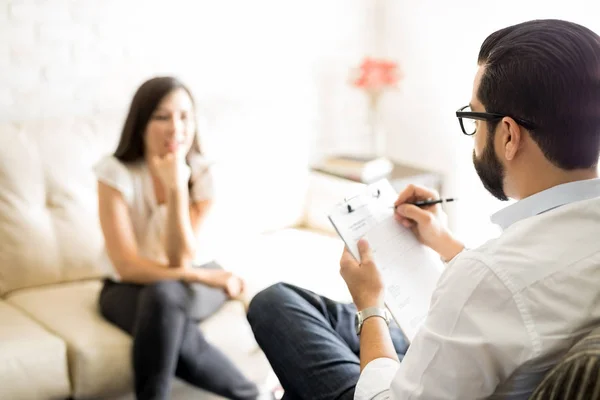 Psychologist writing notes — Stock Photo, Image