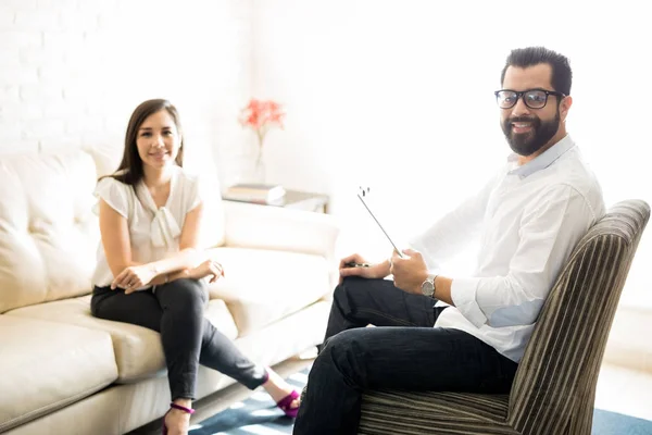 Male psychologist with female client — Stock Photo, Image