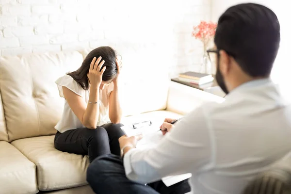 Mulher totalmente deprimida com psicólogo — Fotografia de Stock