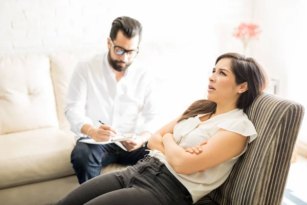 Woman telling problems to psychologist — Stock Photo, Image