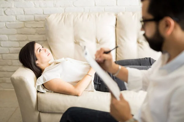 Atractiva mujer pensativa durante la psicoterapia — Foto de Stock