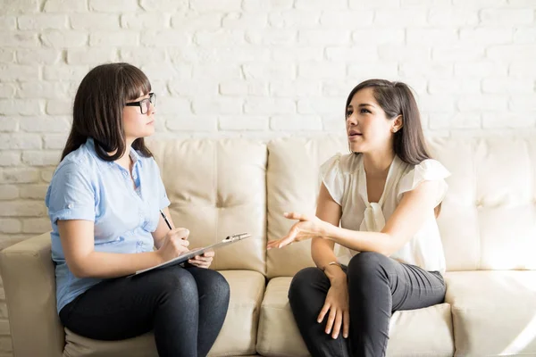 Mujer joven hablando con terapeuta —  Fotos de Stock