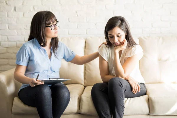 Psychotherapist supporting female patient — Stock Photo, Image