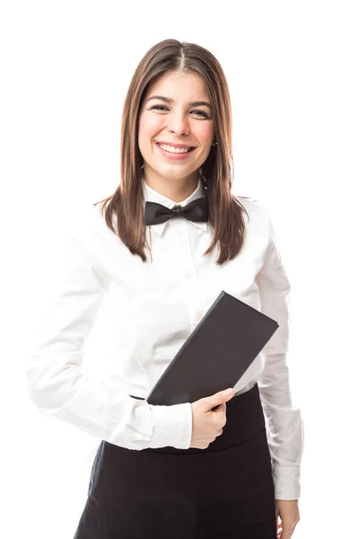 携带菜单的年轻女服务员 — 图库照片