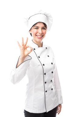 Genç ve güzel kadın şef olarak giyinmiş