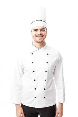 Üniformalı yakışıklı aşçı