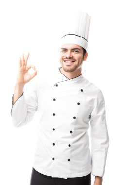 Üniformalı genç erkek Şef