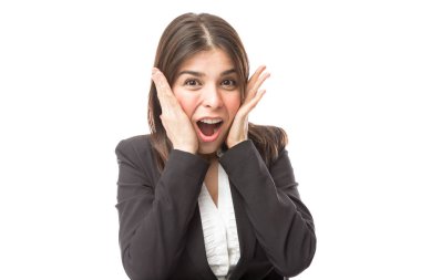 Genç bayan şaşırmış görünüyor.