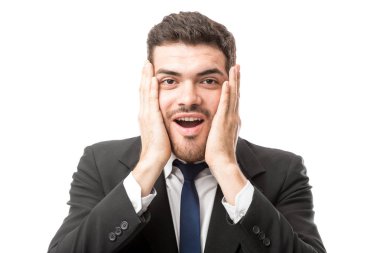 zelfgemaakte chocolade snoepjes op een witte achtergrond