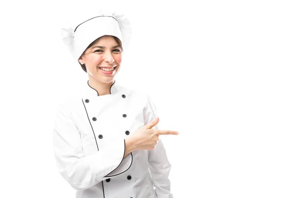 Szép fiatal női szakács mutat — Stock Fotó