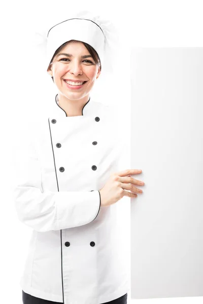 Mujer joven que trabaja como chef — Foto de Stock
