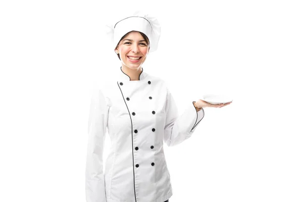 Chef feminino segurando prato vazio — Fotografia de Stock