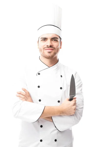 Attraktiver Koch mit Messer — Stockfoto