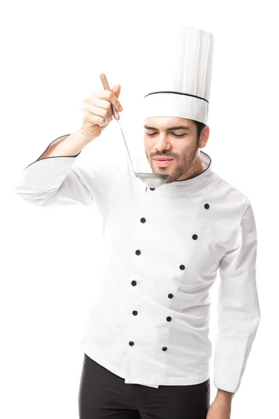 Attraktiv ung kock provsmakning soppa — Stockfoto