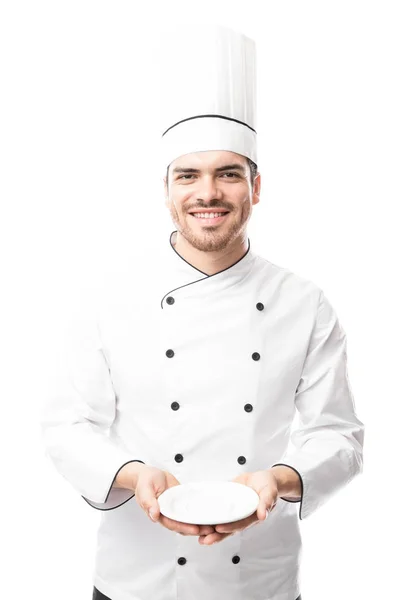 Feliz chef masculino segurando prato — Fotografia de Stock