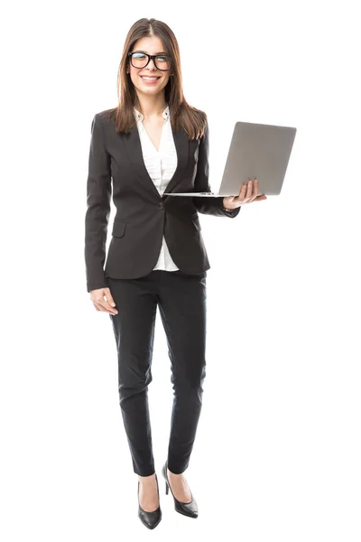 Jovem mulher segurando laptop — Fotografia de Stock