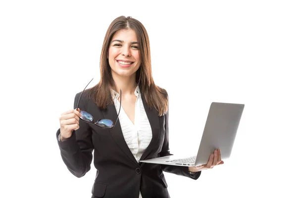 Hermosa mujer sosteniendo portátil — Foto de Stock