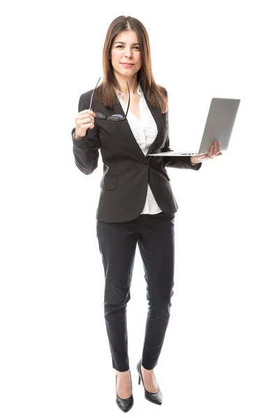 Jonge zakenvrouw uitvoering van laptop — Stockfoto