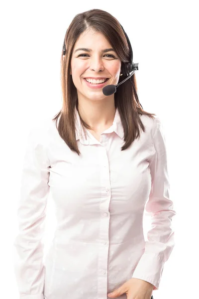 Mladá žena pracuje v call-centru — Stock fotografie