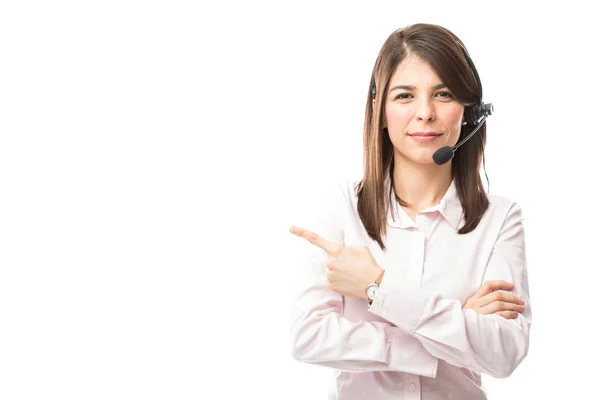 Ung kvinna som arbetar på callcenter — Stockfoto