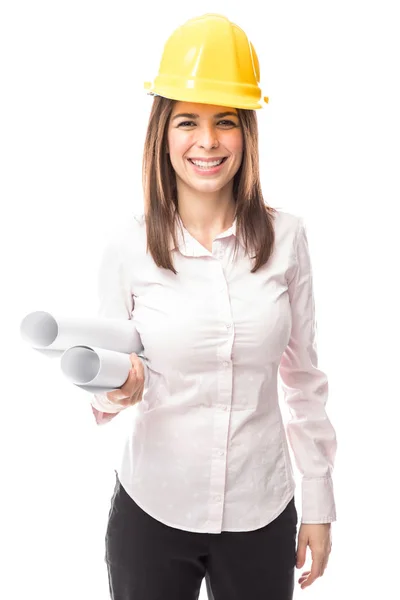 Jolie ingénieure civile portant un casque — Photo