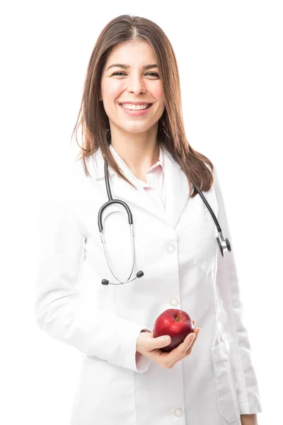 Medico in possesso di mela — Foto Stock