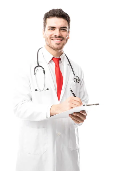 Gutaussehender Arzt macht sich Notizen — Stockfoto