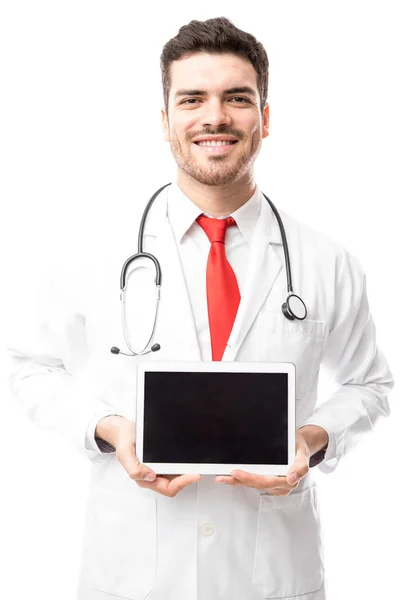 Genç doktor gösteren tablet — Stok fotoğraf