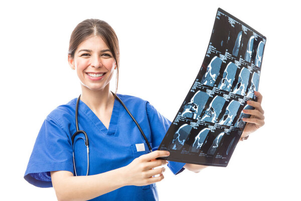 женщина-врач смотрит на рентген
