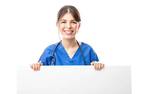 Schöner Arzt mit weißem Banner — Stockfoto