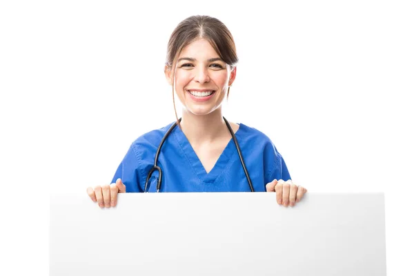 Belo médico segurando bandeira branca — Fotografia de Stock