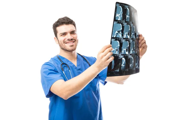 Врач мужского пола смотрит на рентген — стоковое фото