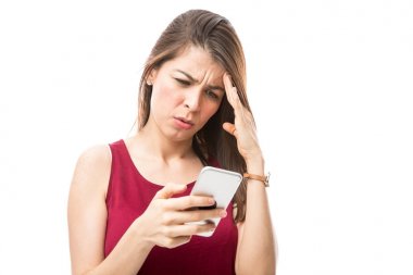 telefon arayan genç bir kadın